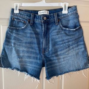 Abercrombie & Fitch high rise  4 inch Mom shorts